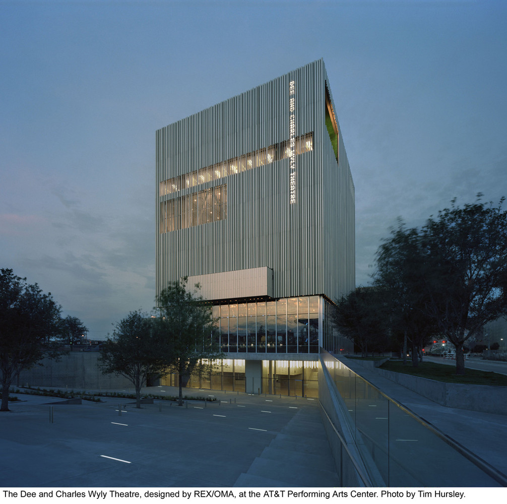 Wyly 剧院通过投资基础设施,让表演空间便于改造布置,不受周边空间约束,赋予艺术总监充分的自由来决定整个剧场的观演体验,从观众入场到表演空间布置,再到观众离场。Wyly 剧院可以连续多天在镜框式舞台上演莎士比亚的戏剧,或在平面式舞台上以达拉斯的城市景观为背景表演贝克特的剧目。Dee + Charles Wyly 剧院从达拉斯剧院中心原来的艺术区剧院吸取经验并提升改进,这将使达拉斯成为全美国乃至全世界布置最灵活的剧院的所在地。