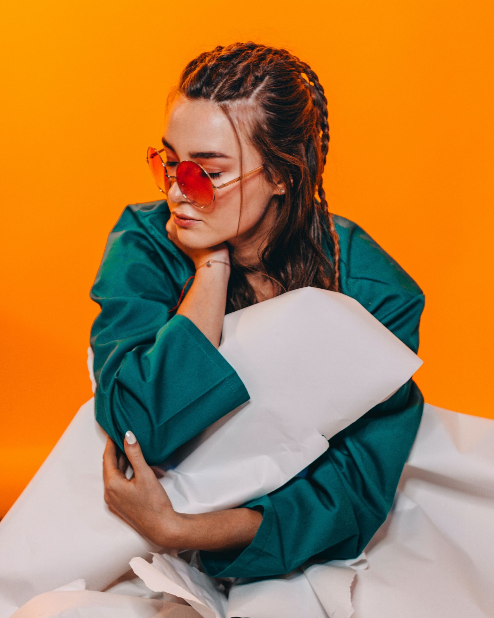 抱枕头扎辫子的眼镜女郎图片