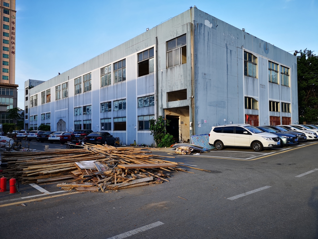 空中花园――为了让这个废墟框架体具有一种生命重生的感觉,建筑师决定在框架中增加一些植物。于是废墟就变成了空中花园。竹子和草坪被种植在切割剩余的楼板、屋顶和地面上。当然,不仅仅是这些刻意设计的自然之物在废墟花园中安家落户,风吹来的蒲公英,以及鸟儿带来的野生草籽,都伴随着时间年轮的循环慢慢进入到花园之中。