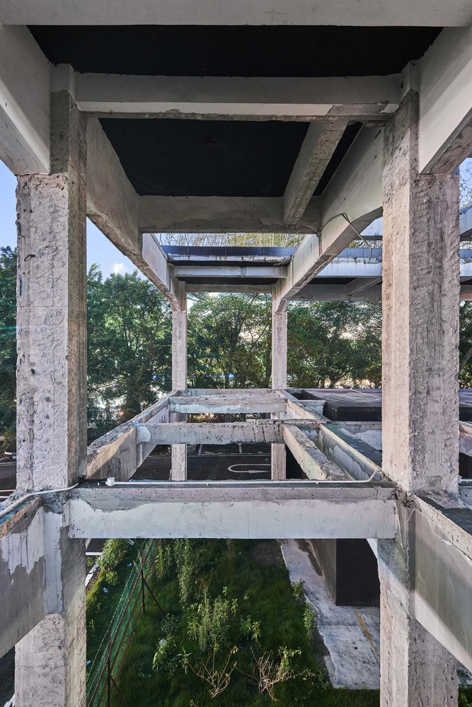 增强废墟――桥头废墟花园的前身是一个被废弃空置的工厂建筑,建筑师将这个不完全废墟空间进一步增强,使之变成真正的废墟,上述过程可以称之为“增强废墟”。于是,一个极其普通的工业厂房在变成废墟空间之后,就呈现出独特的废墟美。进一步,为了强化表达这种废墟感,桥头废墟花园在施工过程中,让工人参与自由创作,比如梁柱上的凿痕均由工人自由处理形成,从而制造出独特的废墟细节。