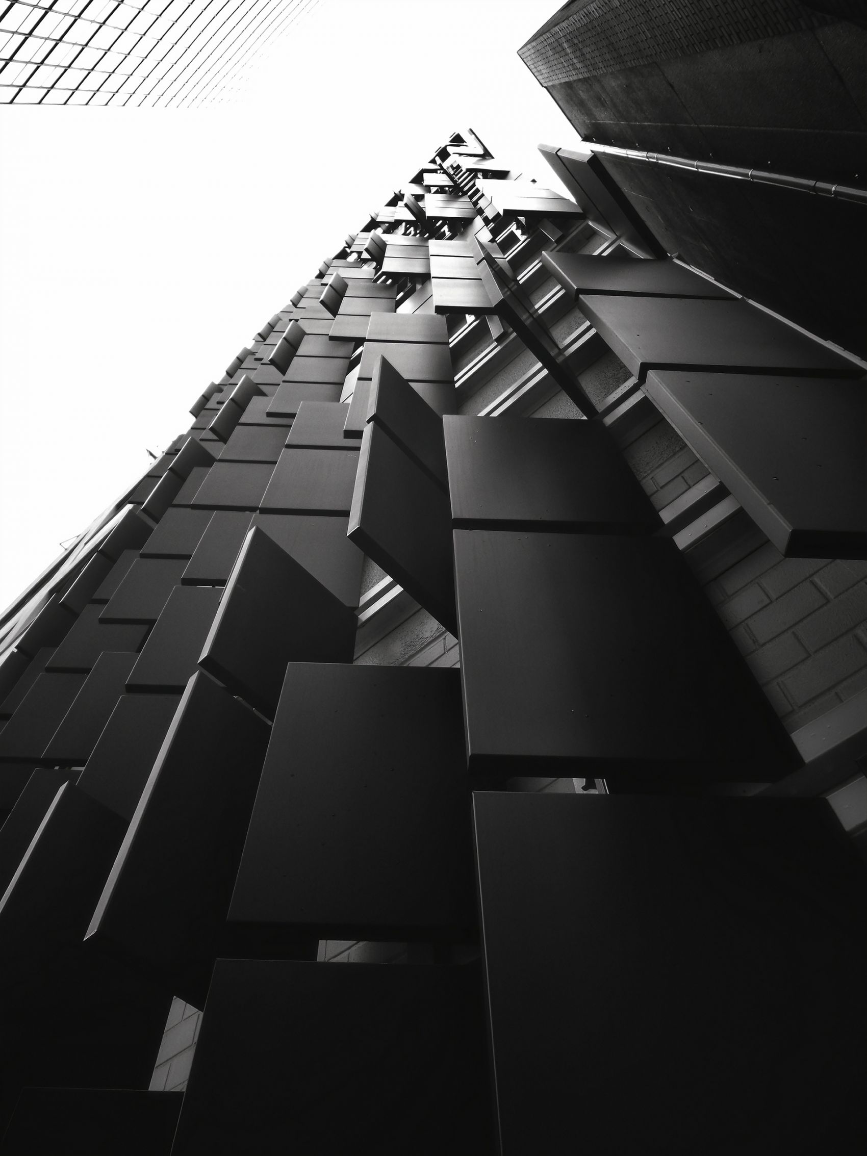 仰拍的黑色建筑外墙图片