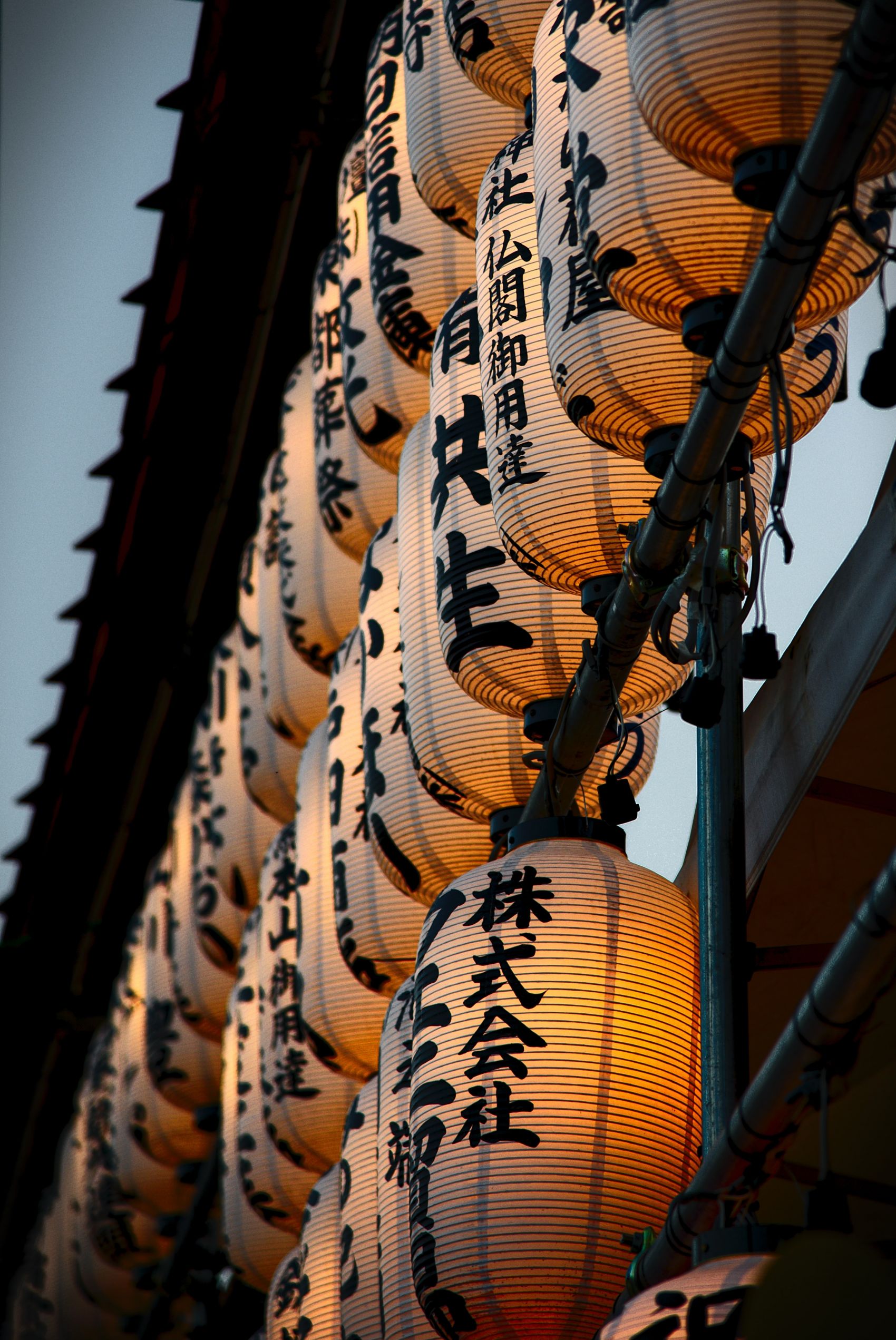 挂满日式灯笼的牌坊图片