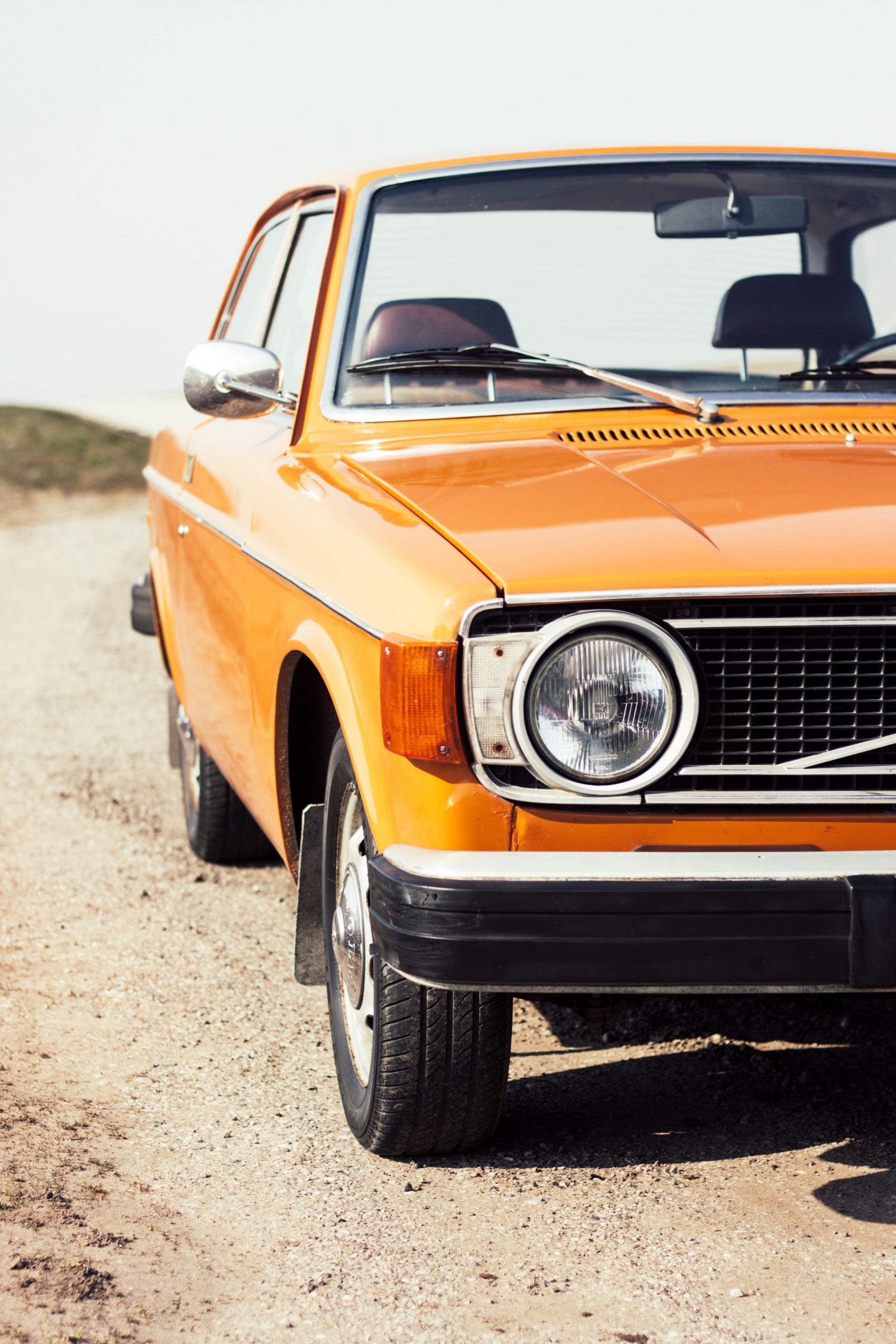 复古风橘色皮卡车图片