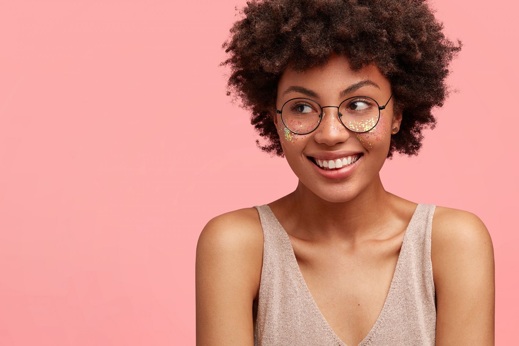 戴眼镜有点害羞的非洲短发美女图片