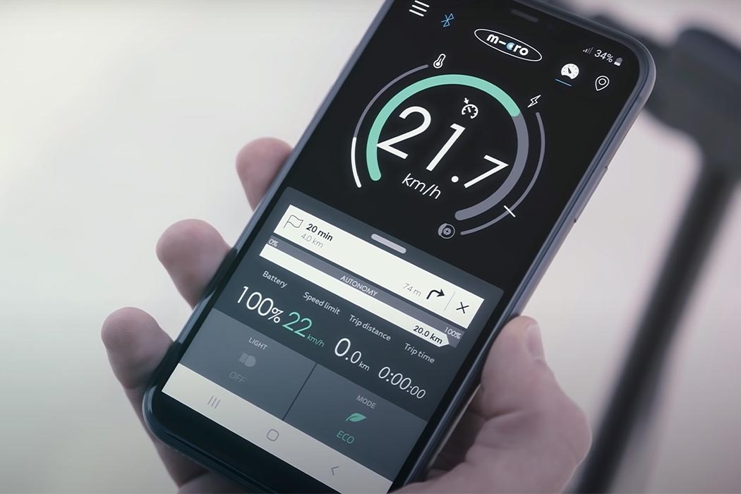 这使用户可以快速,舒适和安全地旅行。踢脚板足够宽,既有足够的感觉空间,又有防滑涂层,可以提高稳定性。电动踏板车具有前悬挂和后悬挂,并配有直径为20厘米的橡胶轮,可轻松应对鹅卵石等不平坦的表面,非常适合短途