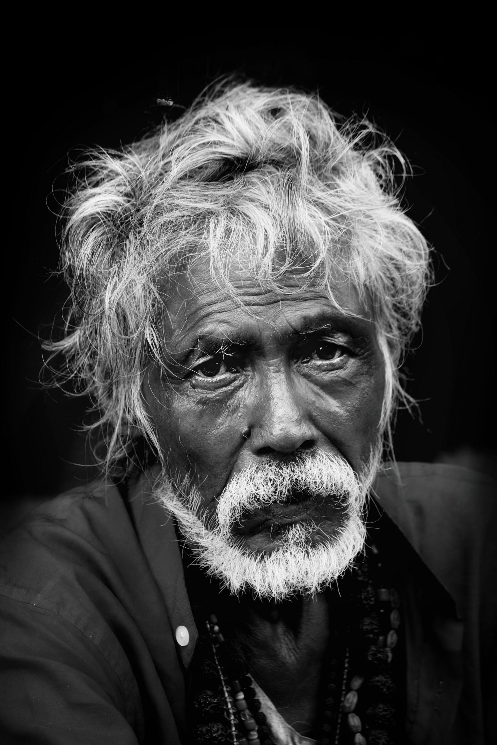 白发老爷爷黑白图