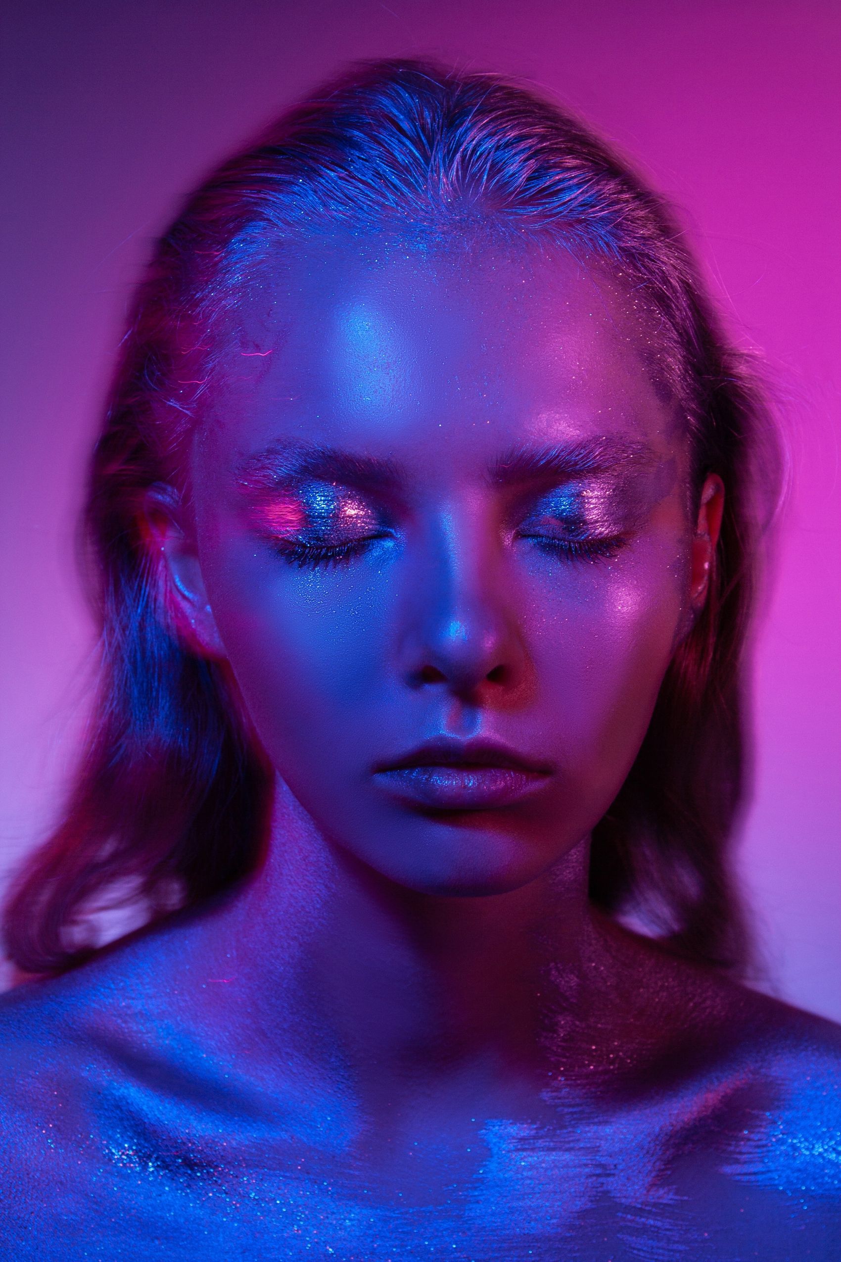 蓝紫灯下的美女图片