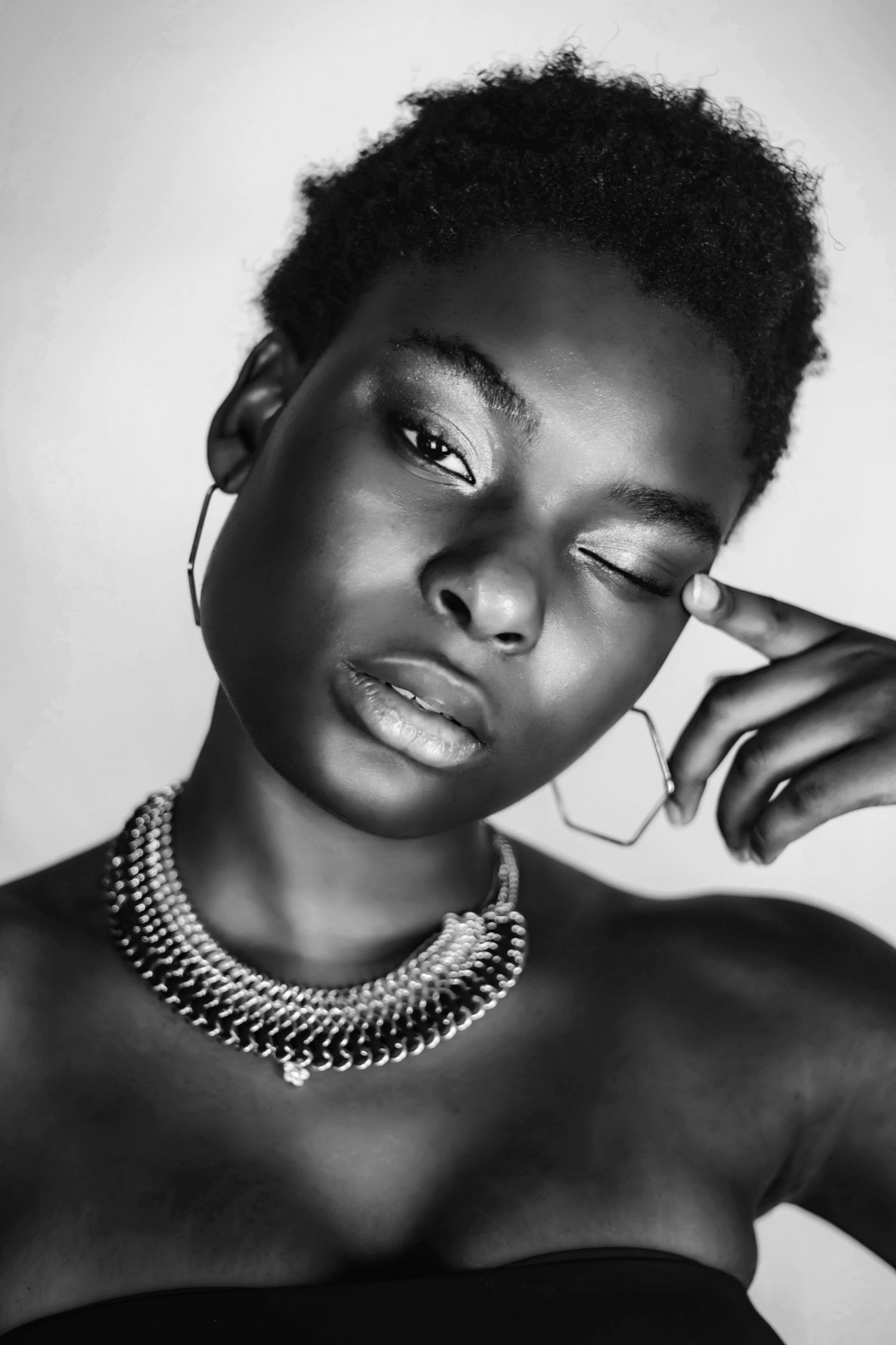 黝黑的非洲盘发女郎黑白图图片