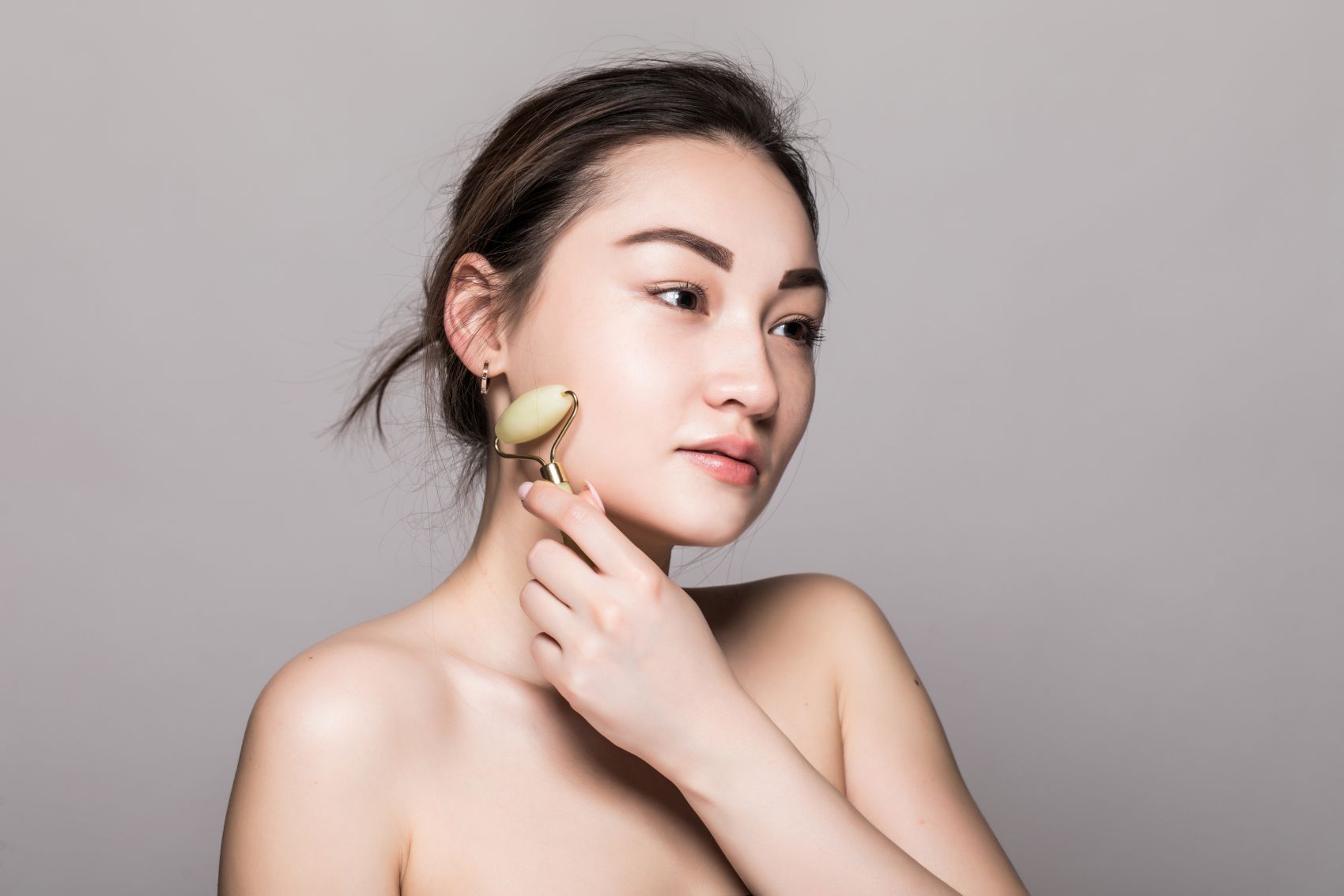 用仪器给脸部刮脸按摩的亚洲美女图片