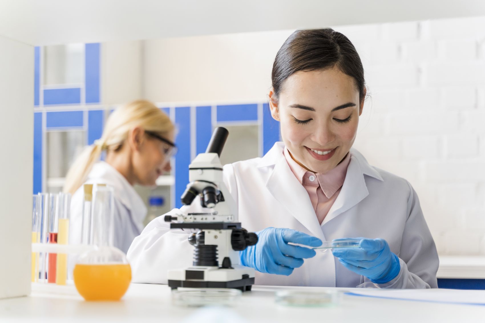 实验室做实验研究的女博士图片