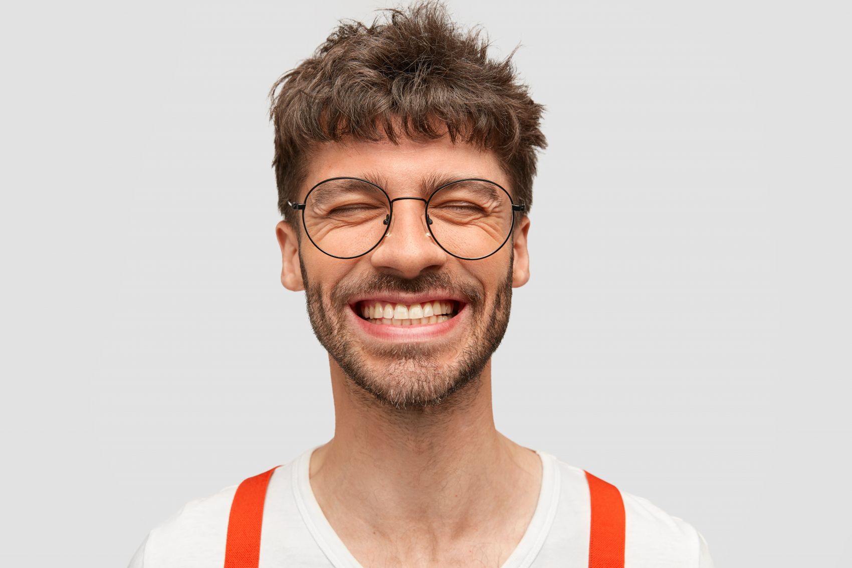 露齿假笑的短发眼镜男子图片