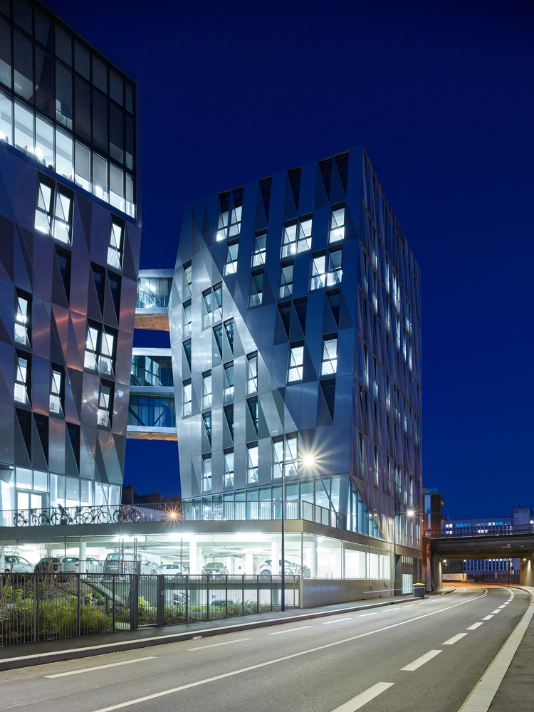 “城市石英”项目采用了一种新的建筑风格和适合当地环境的配置,提供了一种办公室建筑的替代方案。