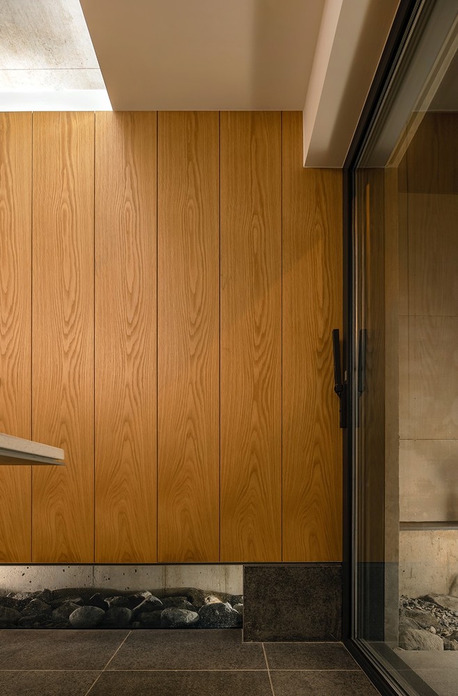 这个房子最初是以第二个家的概念进行设计和规划的,但是根据这个房子里的居住者的生活方式,它仍有许多能够适应其它功能和用途的潜能。当客户长期外出旅行或者决定不再将这个房子作为一个家来使用时,一层就可以用作一个私人用餐餐厅或者是共享厨房,房子的其余空间可以作为民宿或者作为聚会场所进行出租使用。