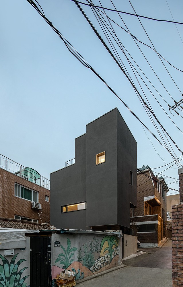 然而,因为担心这个旧房子可能会有的一些至关重要的基础问题,例如结构安全上的缺陷和隐患,最终还是决定从头开始修建一个新的房屋。客户要求将这个场地大小有35平方米(总建筑面积有53平方米)的小房子分成两部分――用作书房的私人空间和客人可以使用的公共空间。