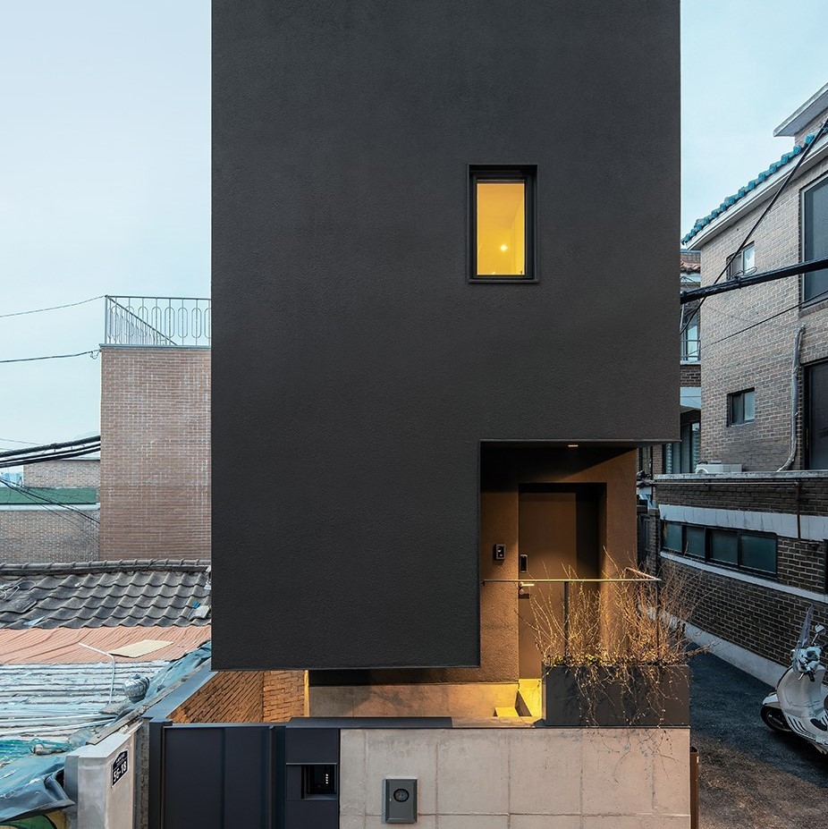 二层的书房,三层的客厅以及人们可以脱掉鞋子进入的阁楼的卧室,是根据空间功能的隐私性需求程度在垂直方向向上叠加排布的。我们在放置窗户和露天平台的时候考虑了周围建筑的位置,通过窗户、露天平台以及三层和阁楼之间开放相连的空间设计,去最小化这个小房子可能会给人带来的封闭局促的空间感观。