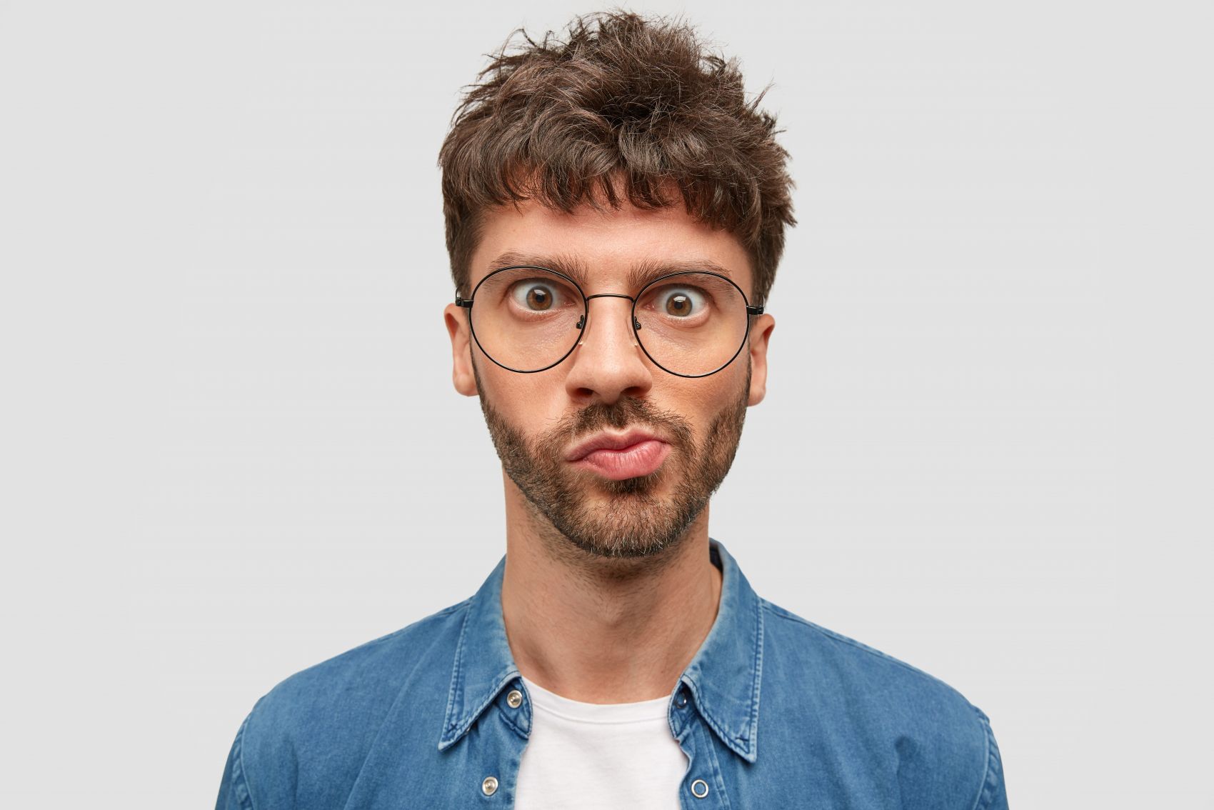 男生配眼镜时如何挑选镜框显得不违和？ - 知乎
