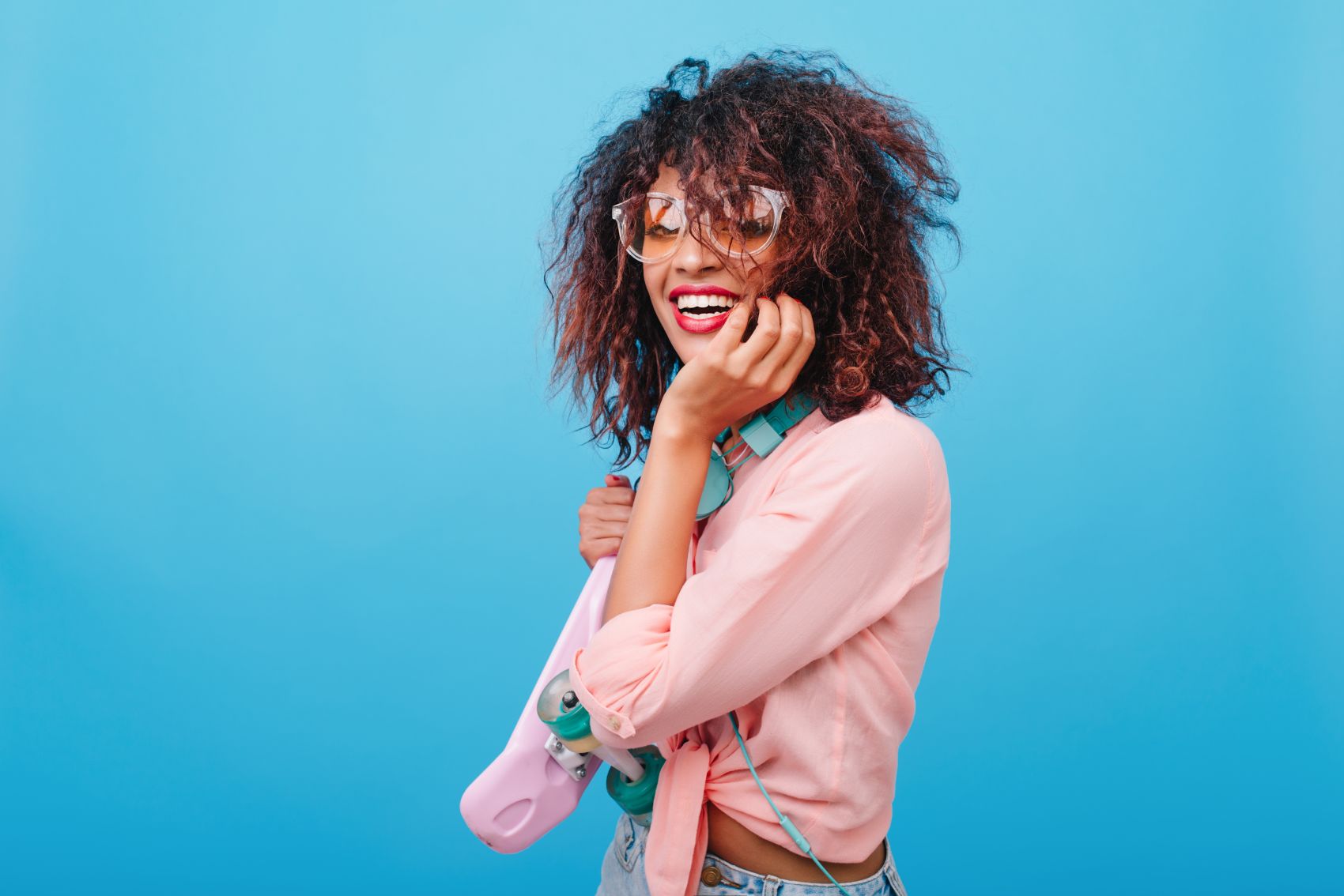 灿烂笑容的眼镜卷发美女图片