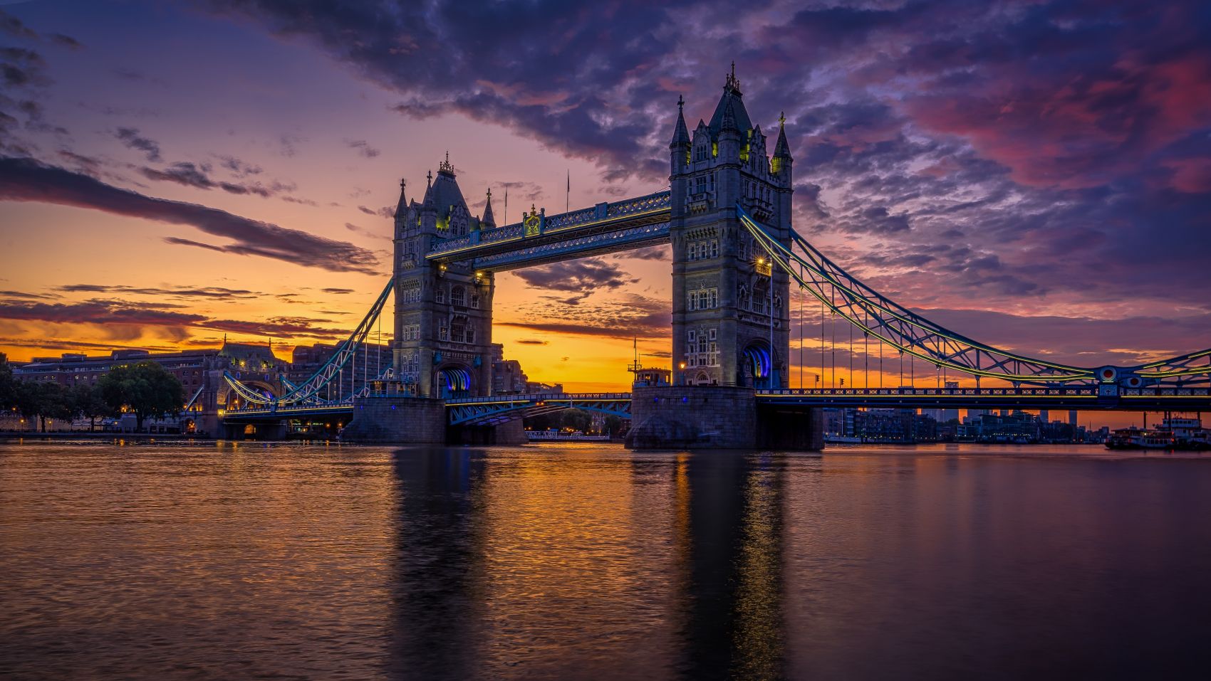 俯瞰伦敦:从泰晤士河的塔桥到金丝雀码头照片摄影图片_ID:317604978-Veer图库