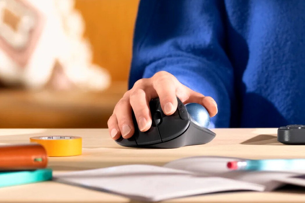 鼠标带有标准的左键和右键单击按钮,中间有一个滚轮,还有两个额外的可编程按钮,它们在食指可及的范围内