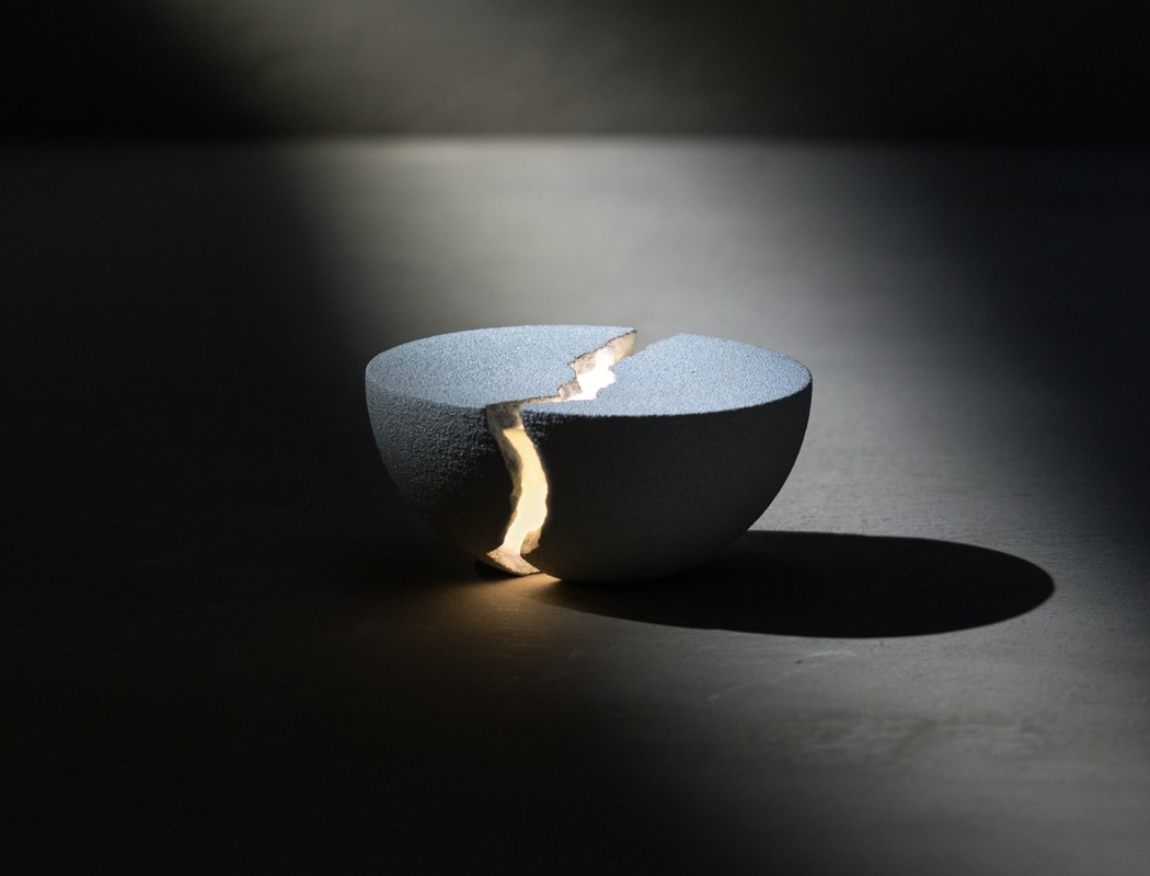 Teno真正体现了其内在的美感。外表面呈半球形,其中心贯穿有一条裂缝(裂缝的边缘涂有金色的金色,以增加光泽)。将半球的两半分开,内部的灯会自动打开,这可能是有史以来最令人愉悦的互动之一。将两半分开,然后打开其中的蓝牙扬声器,使您的灯光也充满声音!