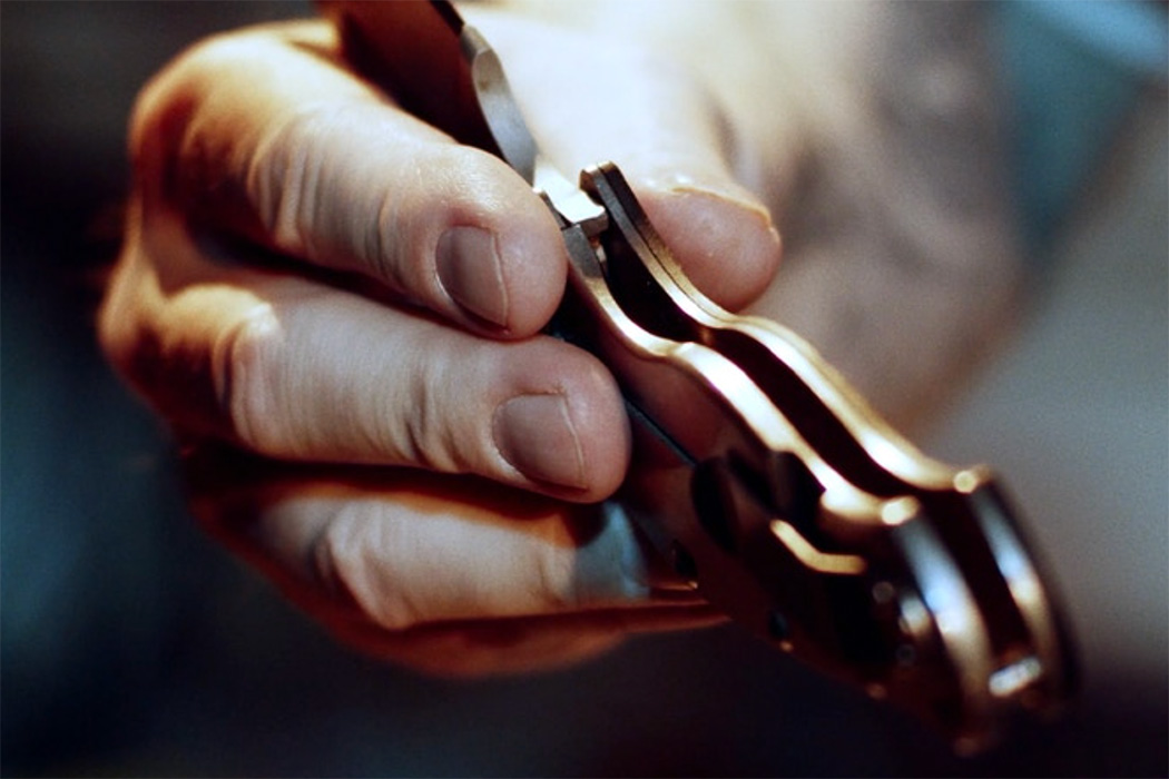 Dashi仿照日本kiridashi刀片设计,是一款方便的7.5英寸刀,带有镂空手柄,仍为硬用而设计,下降点刀片由S30V Steel制成,仅3.5英寸,非常适合切片,刺穿和打磨