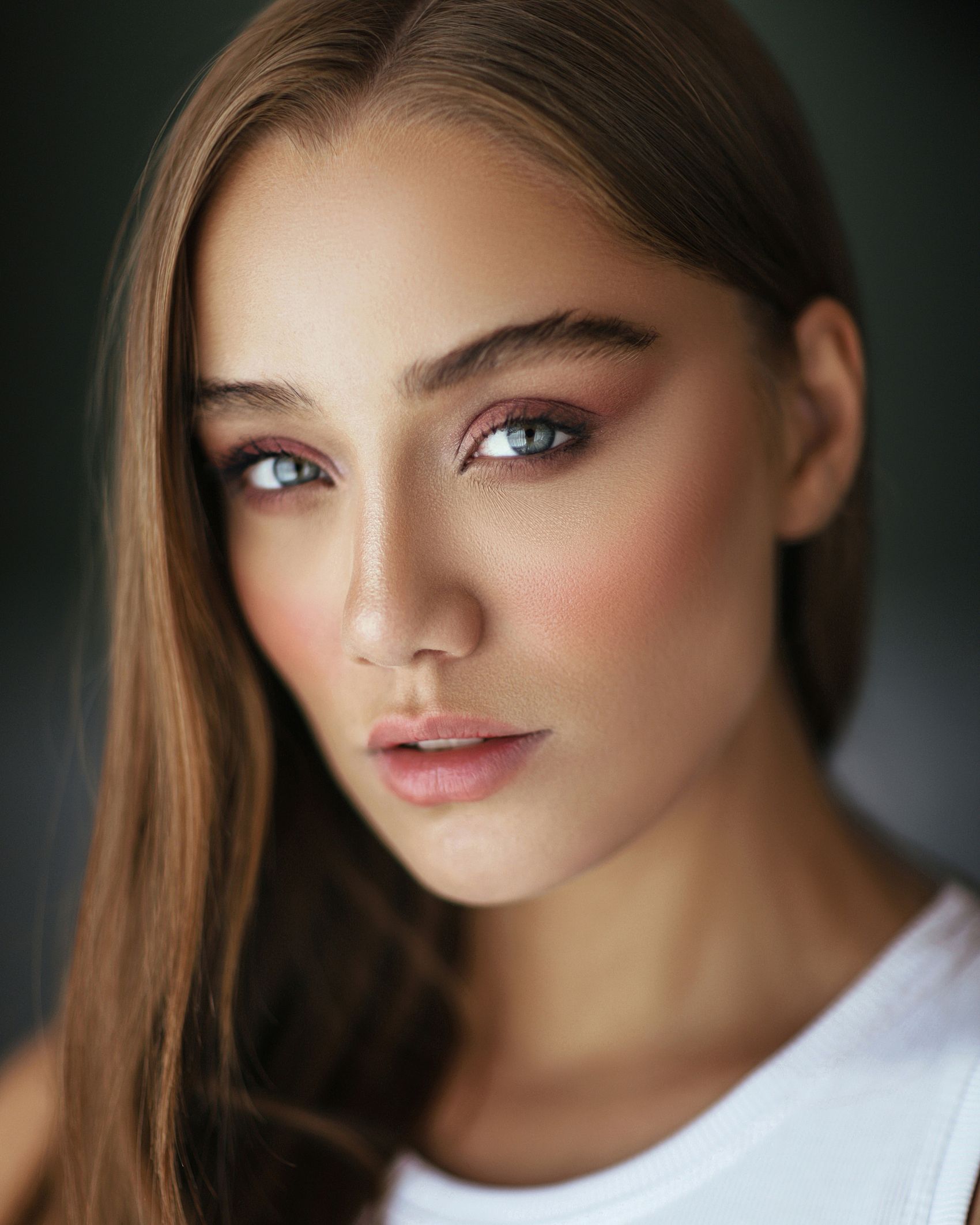 时尚金发美女肌肤修图图片