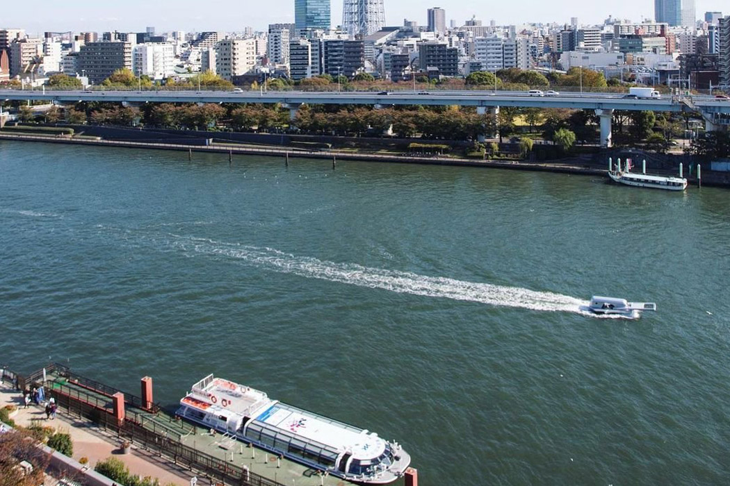 这艘9米长的日本船外形像一个拉链,可以在水中快速移动,一分为二!---酷图编号2