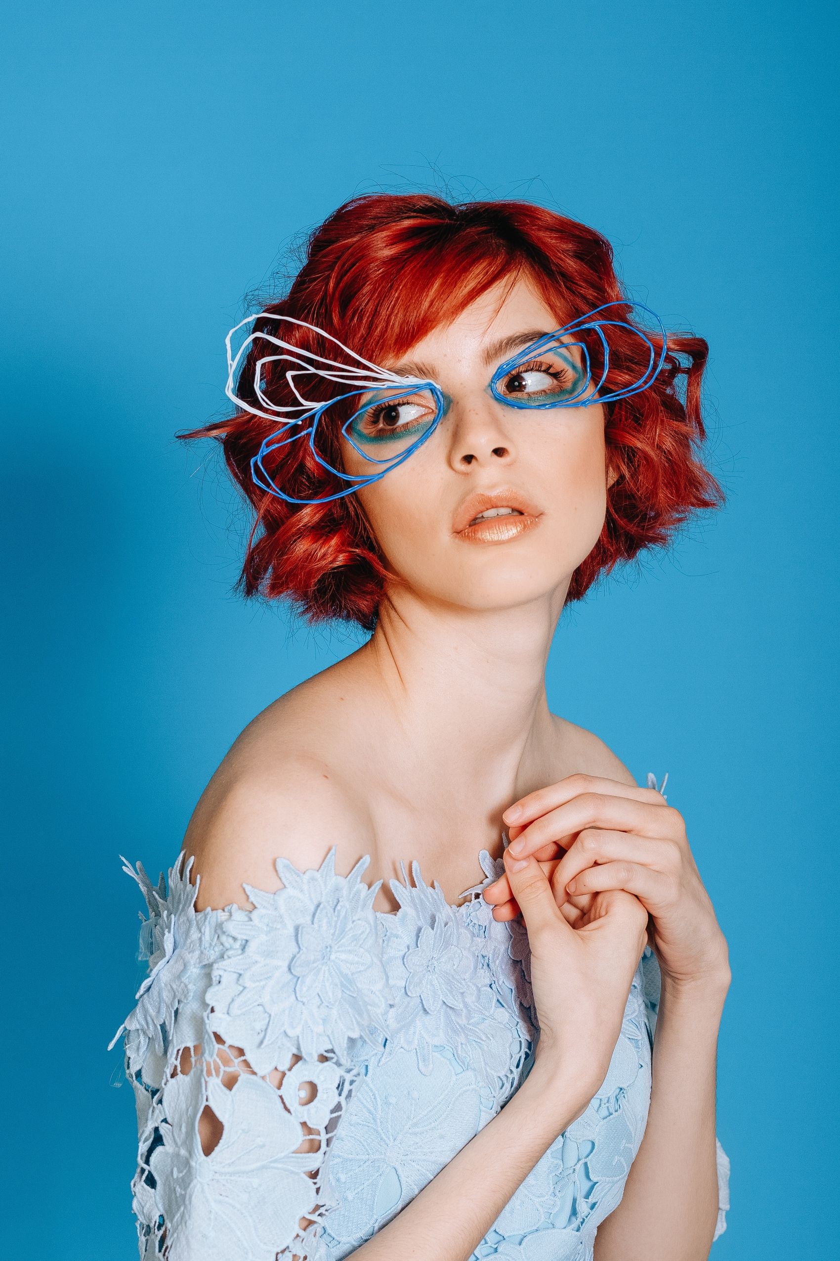 电线框眼镜女郎图片