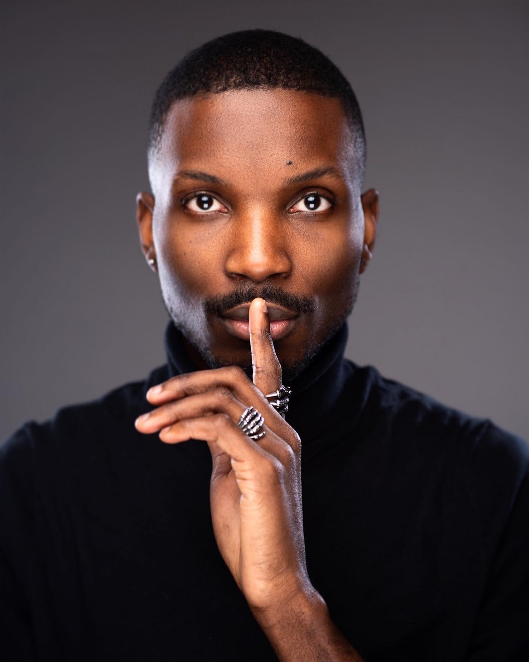 请你别说话保密的黑人短发男子图片