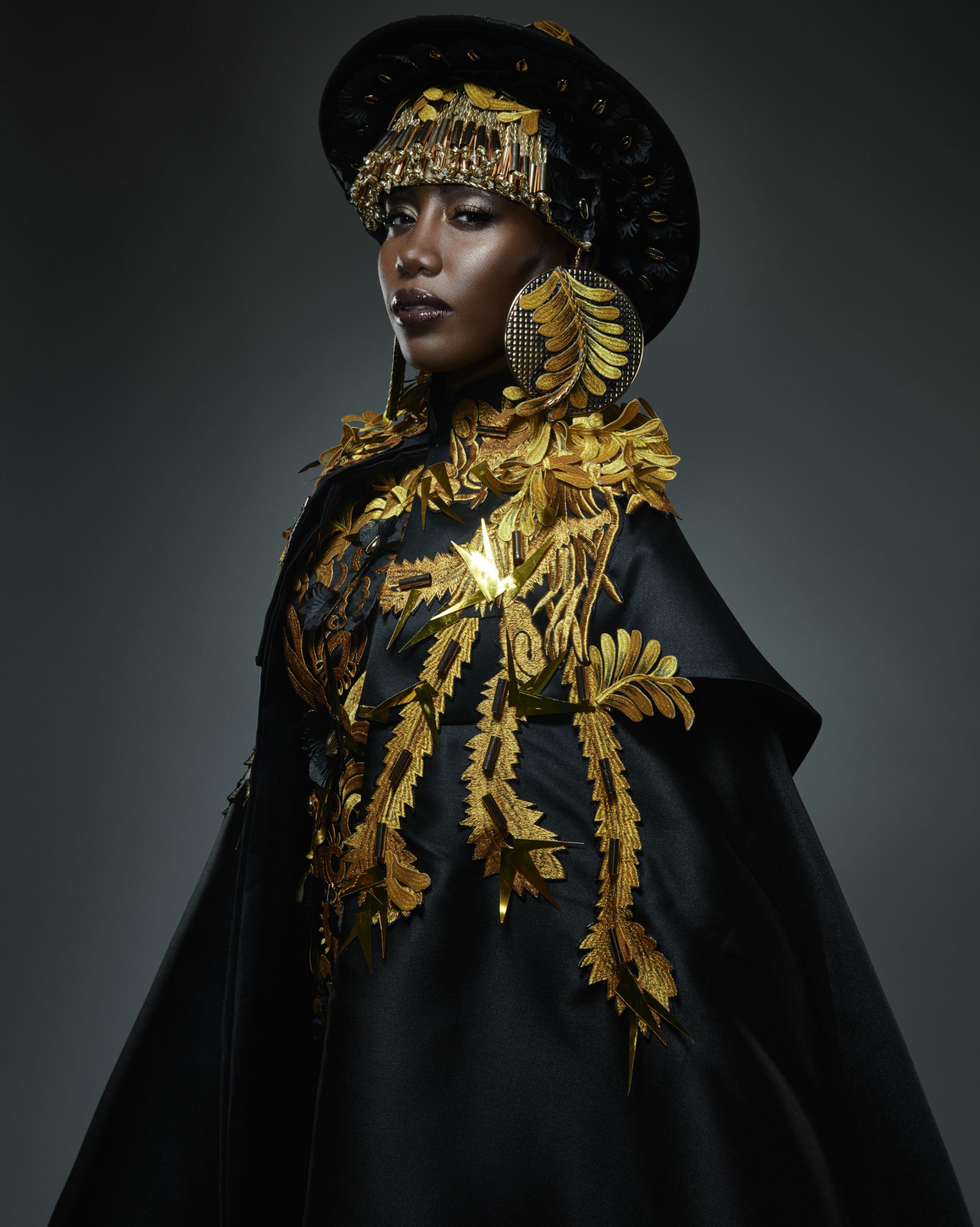 EDEN-金箔色饰品时装秀封面大图