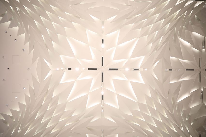 叶形铝天花板的东京百货公司---酷图编号1335472