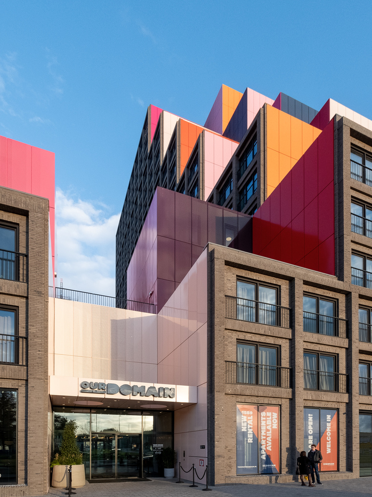 该地区的主要城市发展目标是连接园区的功能、交通和周围环境。公共空间,最初是一个没有吸引力的因素,是园区规划的基础。公共空间的布局确保了规划区、居住区和医学区的整体凝聚力。考虑到社区的居住功能,一些高质量的公共空间是必不可少的。这三座园区建筑的独特个性反映了该地区独立办公建筑的不同特点。OZ Architects选择了三个不同的合伙人负责每个建筑单体设计。