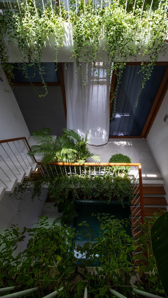 越南400平米的花园露台白色别墅---酷图编号1336678