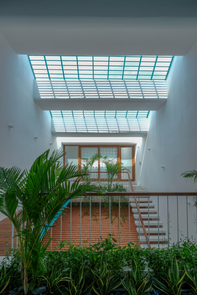 越南400平米的花园露台白色别墅---酷图编号1336681