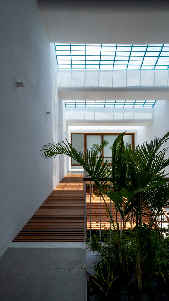 越南400平米的花园露台白色别墅---酷图编号1336683