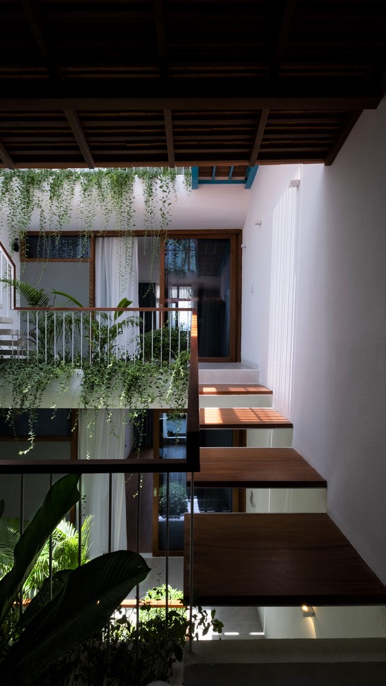 越南400平米的花园露台白色别墅---酷图编号1336682