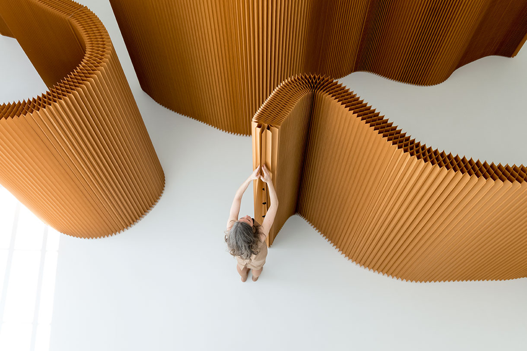 可灵活折叠成一本书厚度的木制房间隔板---酷图编号1