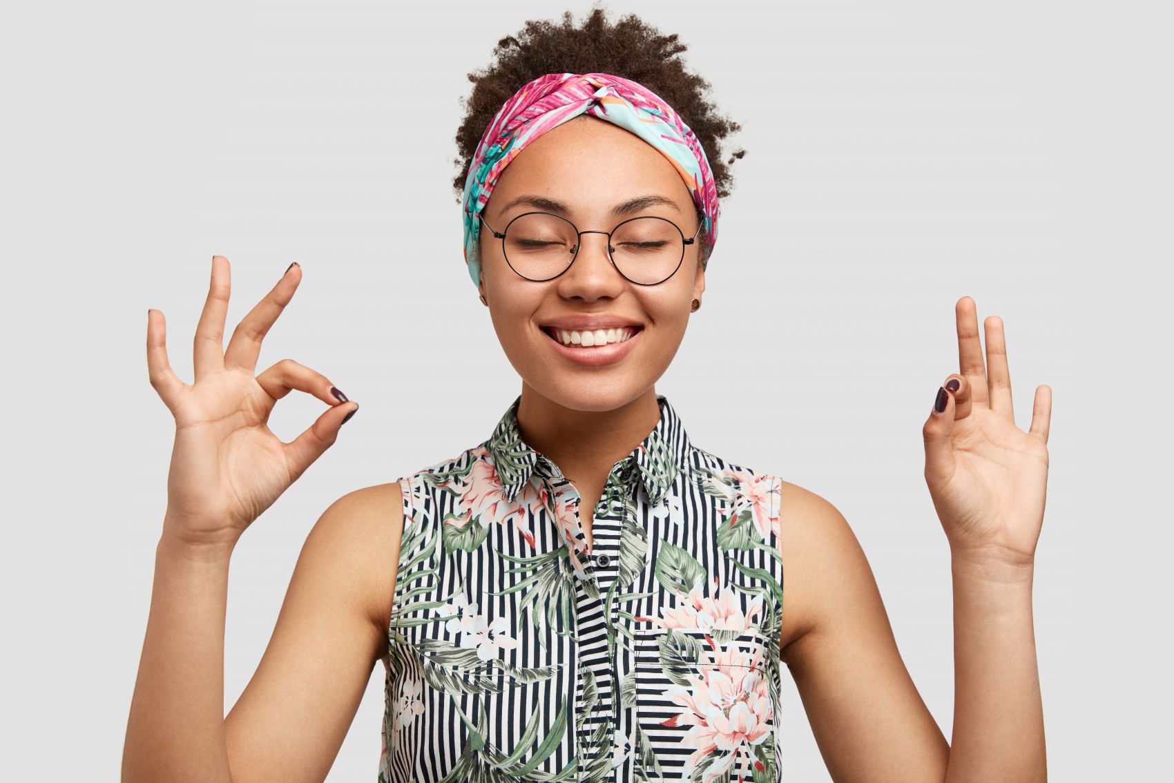 戴眼镜做手势的非洲短卷发女子图片