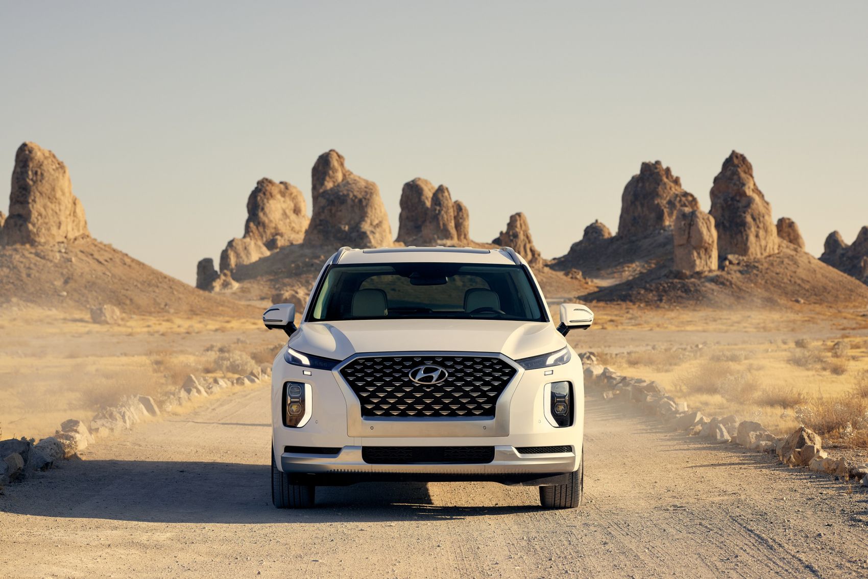 白色现代帕里斯帝越野车图片