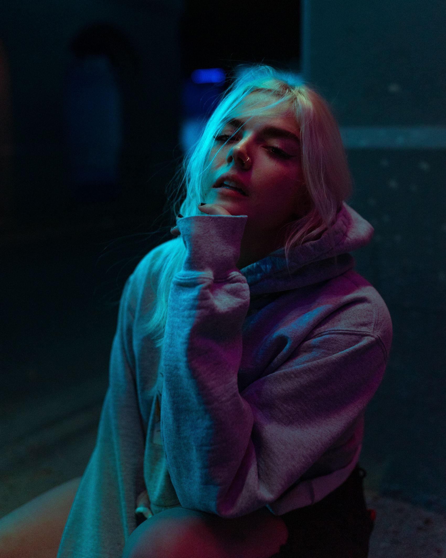 穿卫衣的金发女郎图片