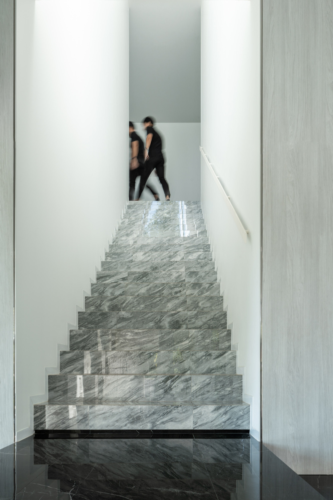 泰国曼谷950平米的白色独立住宅房屋---酷图编号1338737