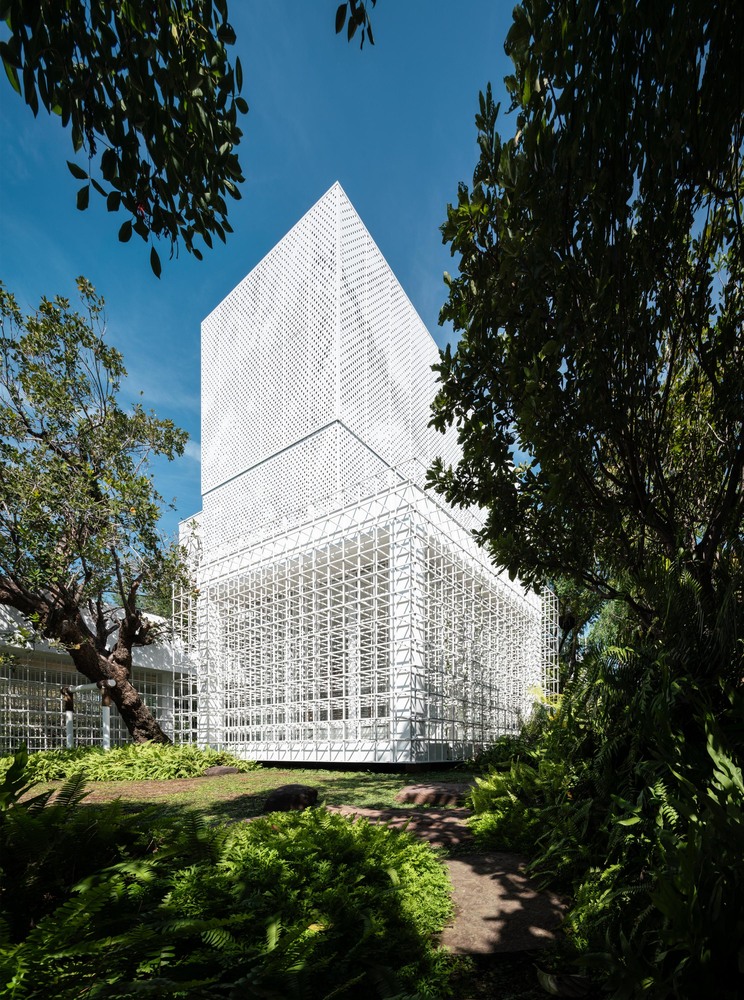 泰国曼谷950平米的白色独立住宅房屋---酷图编号1338745