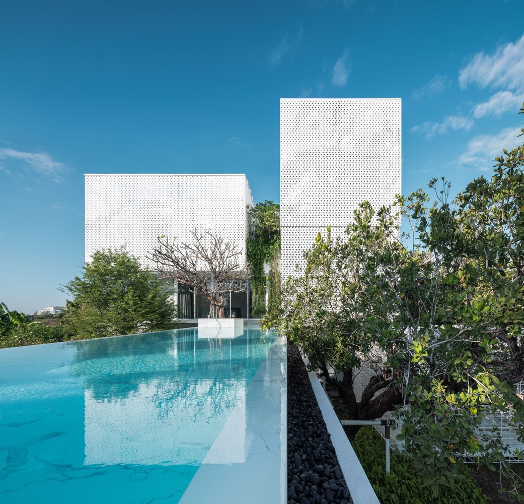 泰国曼谷950平米的白色独立住宅房屋---酷图编号1338744