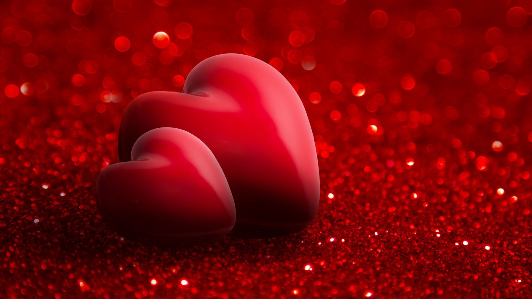 两颗饱满的红色爱心图片