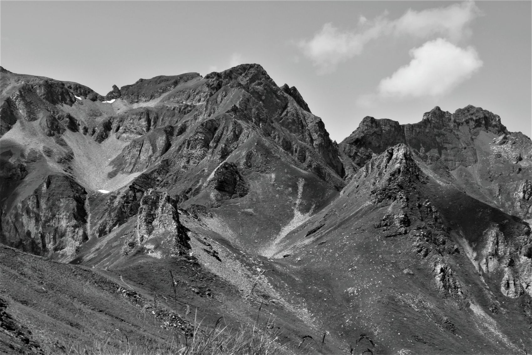 Chronicity-山脉黑白图片封面大图