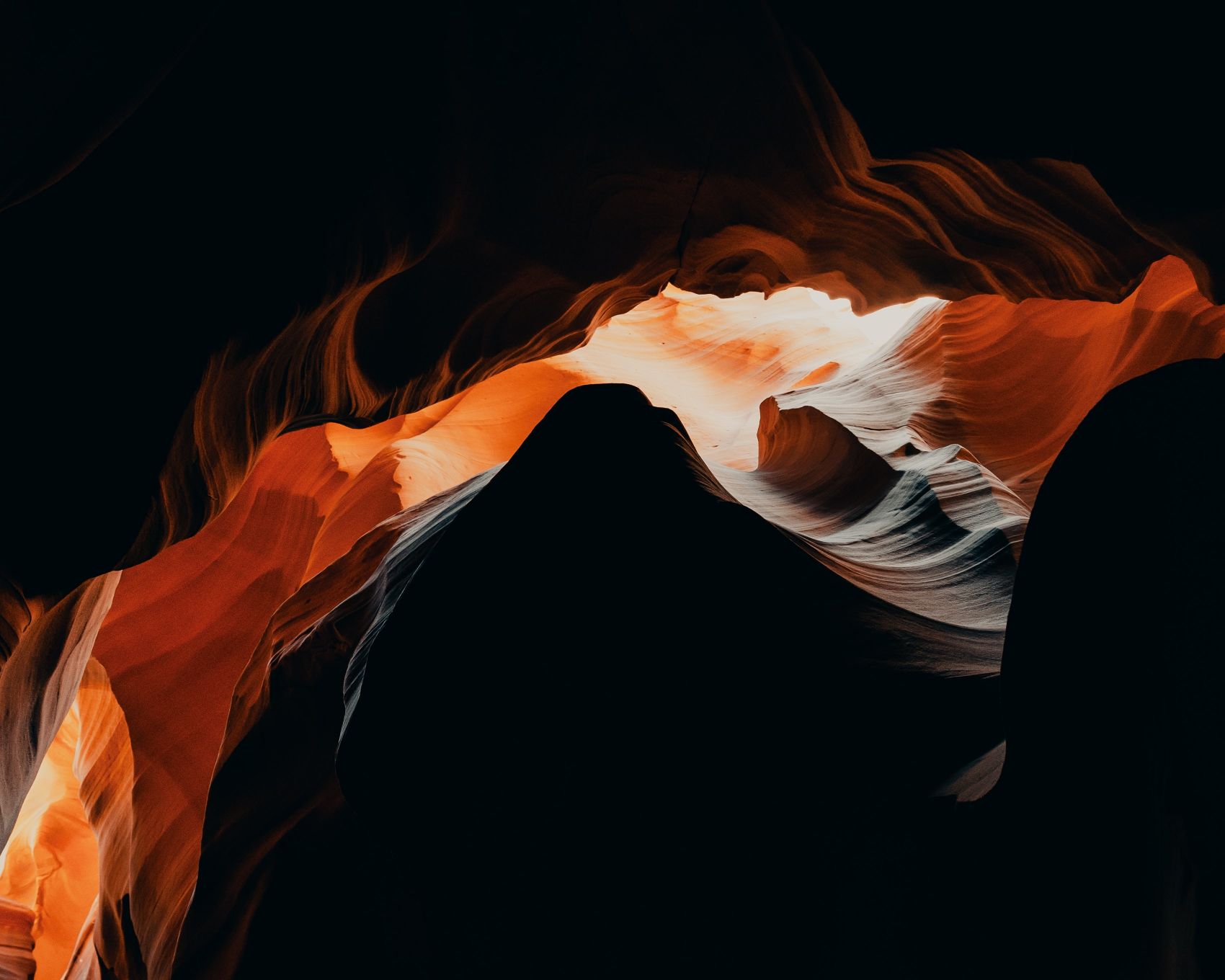 唯美的丹霞地貌洞穴图图片