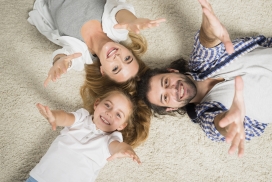 躺在地毯上的一家人