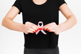 手捧粉红色彩带结