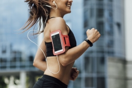 边跑边听歌的运动跑步女郎