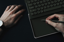 可以滑入打开节省空间的键盘设计